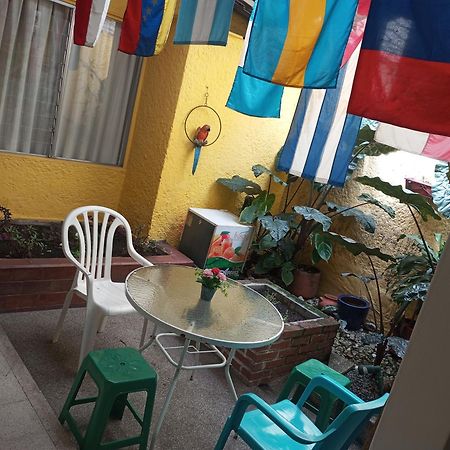 Yellow House Hostel Medellín Exteriör bild