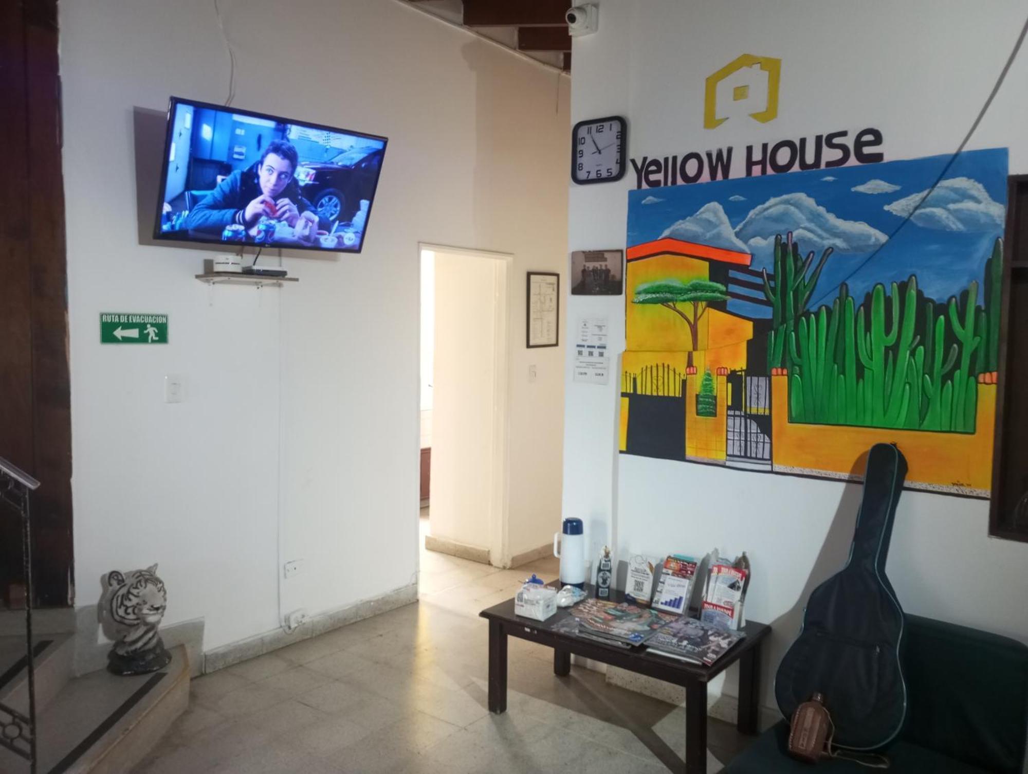 Yellow House Hostel Medellín Exteriör bild