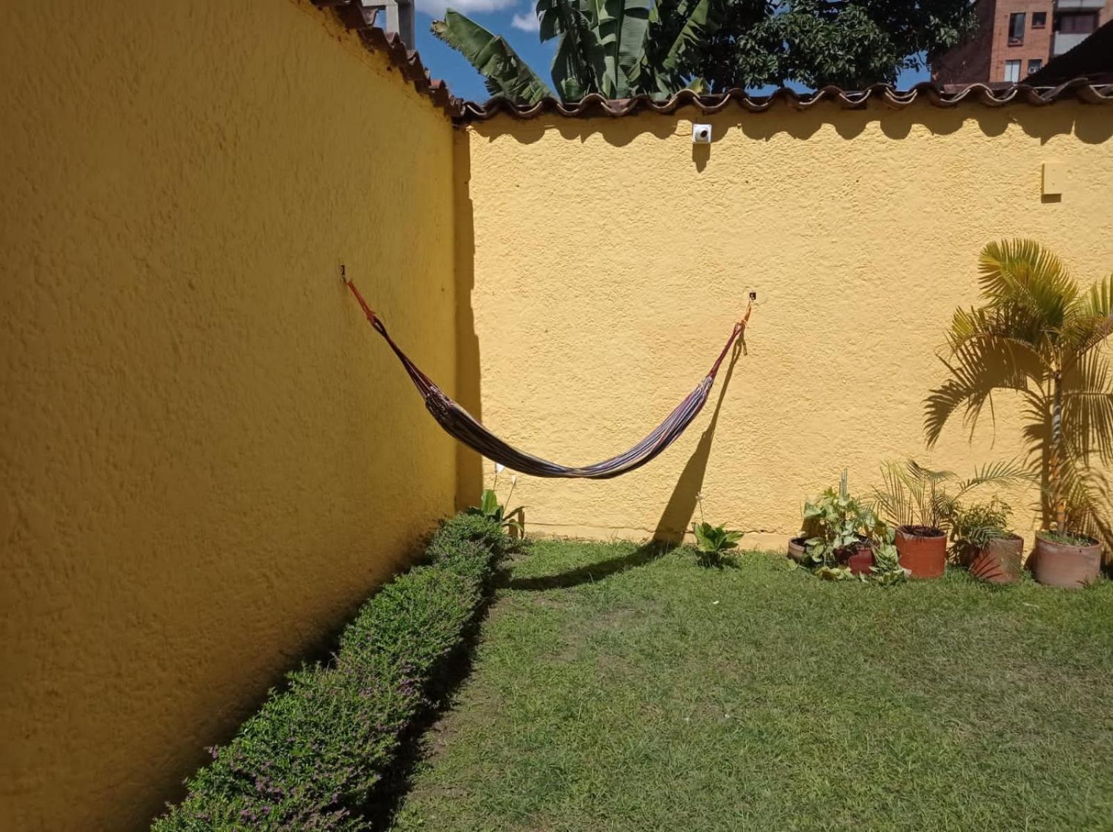 Yellow House Hostel Medellín Exteriör bild