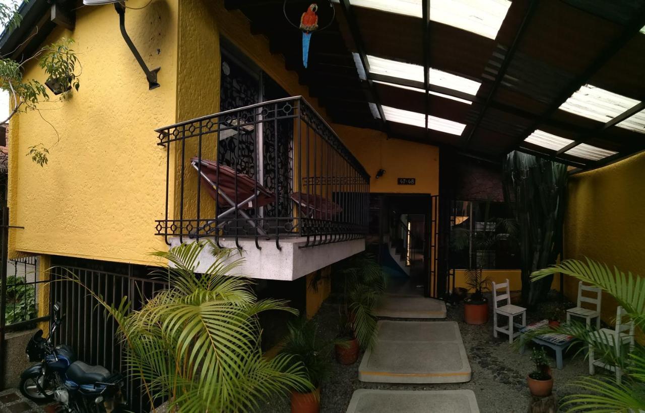 Yellow House Hostel Medellín Exteriör bild