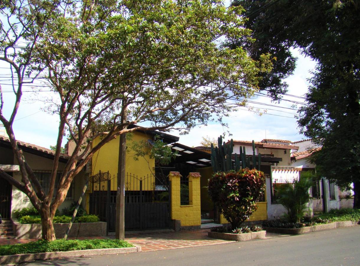 Yellow House Hostel Medellín Exteriör bild
