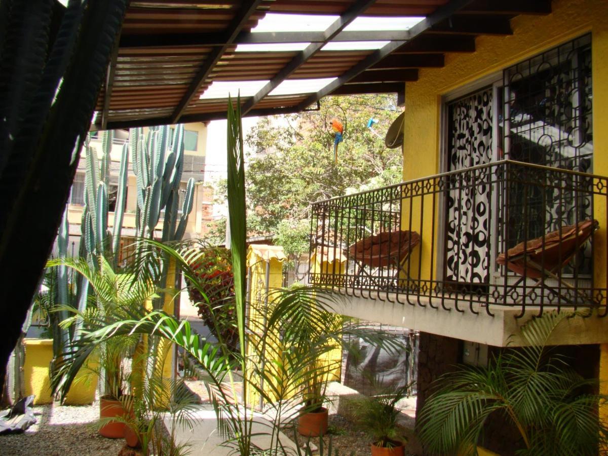 Yellow House Hostel Medellín Exteriör bild